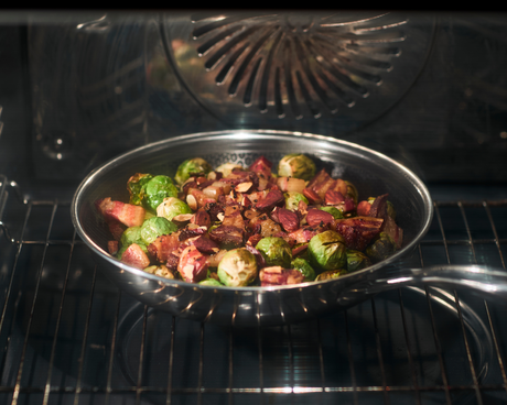 Bagt rosenkål med mandler og bacon