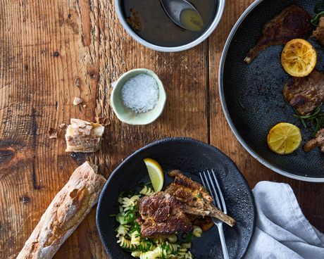 Opskrift på lammekoteletter med rosmarinsmør og citron