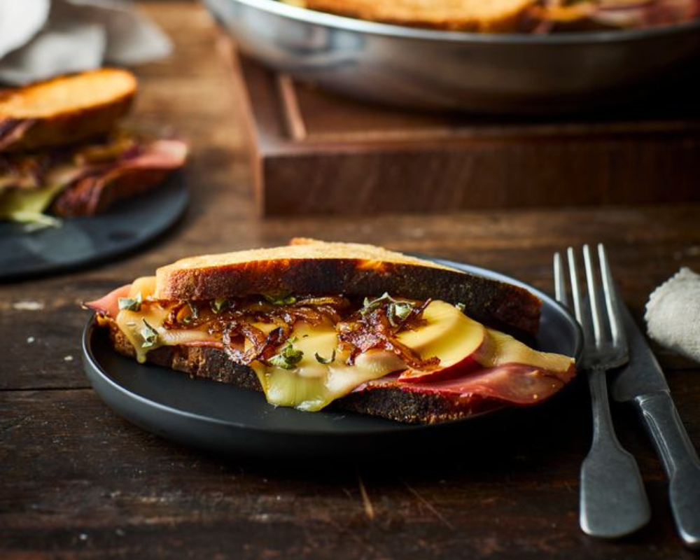 Pandestegt toast med røget gouda, æble og karamelliserede løg