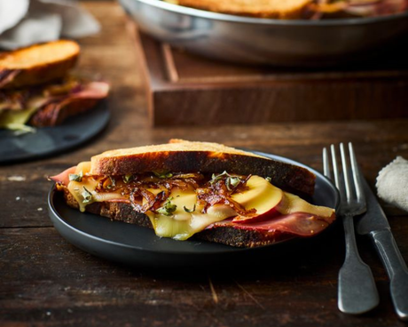 Pandestegt toast med røget gouda, æble og karamelliserede løg