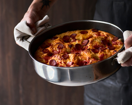 Opskrift på Detroit style pizza med pepperoni og sprøde ostekanter