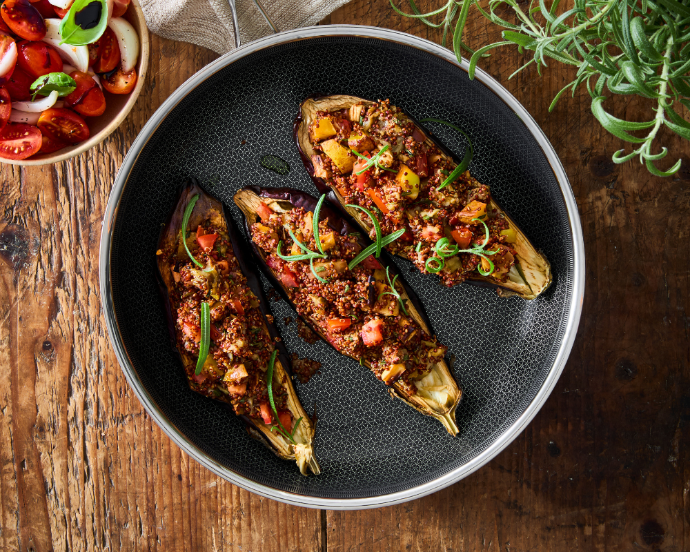 Opskrift på fyldte auberginer med quinoa og tomatsalat