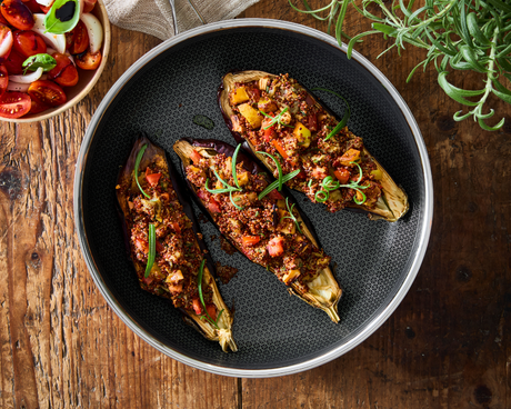 Opskrift på fyldte auberginer med quinoa og tomatsalat