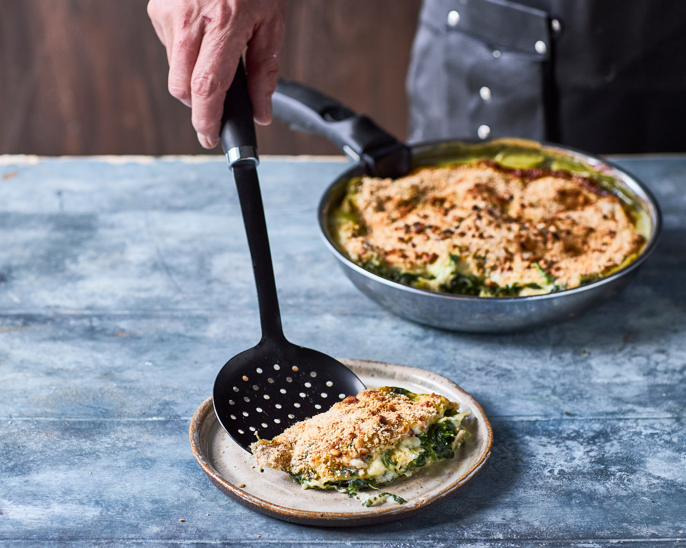 Opskrift på spinatlasagne med mozzarella og pinjekerner