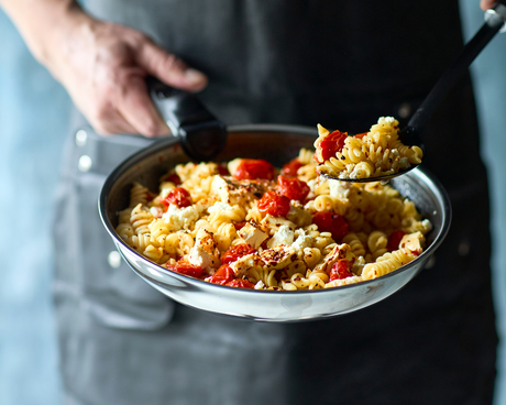 Bagt feta med pasta | Nem opskrift med cherrytomater