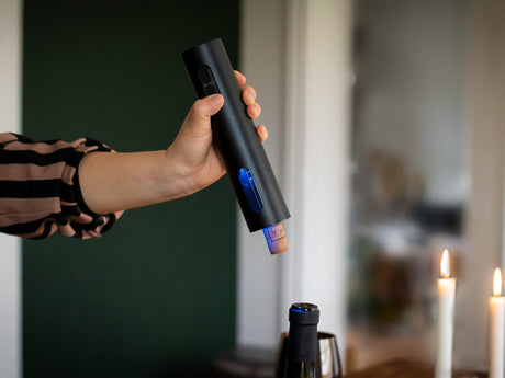 Åben vin nemt med en elektrisk proptrækker fra ONYX Cookware