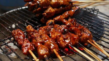 Sommerens grill favorit: BBQ-marinerede kyllingespyd med majskolber