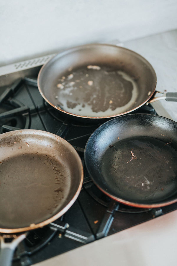 Må man hælde stegefedt og olie fra en stegepande i køkkenvasken?