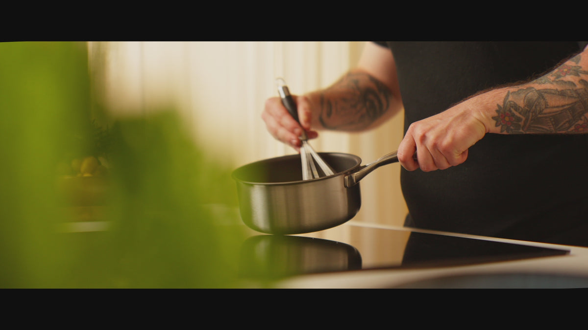 Load video: 
NON-STICK PANDEN GENTÆNKT – MED EN NATURLIG KEMIKALIEFRI BELÆGNING